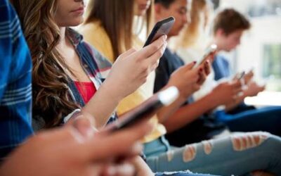 El uso problemático del teléfono móvil en adolescentes, con especial atención al periodo de vacaciones. 